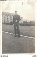 PHOTO 8.5 X 6 CMS SOLDAT POSANT DEVANT UN BATIMENT DE LA CASERNE  SERVICE MILITAIRE A BAUMHOLDER EN 1950 - Guerre, Militaire