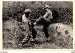 PHOTO 10 X 7 CMS SOLDATS ENTRAINEMENT COMBAT A LA BAIONNETTE SERVICE MILITAIRE A BAUMHOLDER EN 1950 - Guerre, Militaire