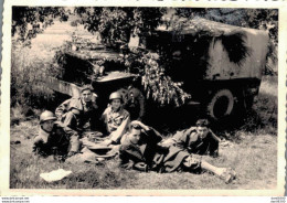 PHOTO 10 X 7 CMS CAMOUFLAGE DE CAMION CINQ SOLDATS RELAX SERVICE MILITAIRE A BAUMHOLDER EN 1950 - Krieg, Militär