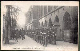 75 / Paris Vécu - La Garde Montante Au Palais De Justice - Ambachten In Parijs