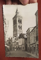 CPA 16 @ COGNAC - La Rue Du Canton Et L'Eglise St Léger En 1954 - Timbre De Stenay N° 987 - Cognac