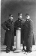Carte Photo De Trois Sous-officiers Francais  Posant Dans Un Studio A L'arrière Du Front En 14-18 - Guerre, Militaire