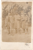 Carte Photo De Trois Sous-officiers Francais Posant Dans Une Ferme A L'arrière Du Front En 14-18 - Krieg, Militär