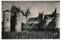 2 CPSM - SULLY-SUR-LOIRE (Loiret) - Le Château Féodal - Sully Sur Loire