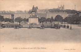 27149 " LYON-LA STATUE DE LOUIS XIV-PLACE BELLECOUR " PANORAMA-VERA FOTO-CART. POST. NON SPED. - Lyon 2