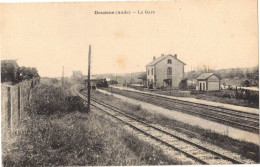 OCCITANIE AUDE TRANSPORTS CHEMINS DE FER GARE AVEC L'ARRIVEE DU TRAIN A VAPEUR : DOUZENS LA GARE - Stations With Trains