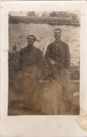 Carte Photo De Deux Soldats Francais ( Des Zouaves ) Dans Une Ferme A L'arrière Du Front En 14-18 - Guerre, Militaire