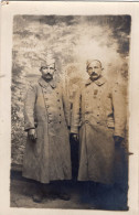 Carte Photo De Deux Sous-officiers Francais Dans Un Studio Photo Dans Un Studio A L'arrière Du Front En 14-18 - Guerre, Militaire