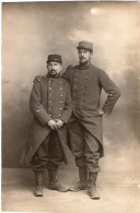 Carte Photo De Deux Sous-officiers Francais Dans Un Studio Photo Dans Un Studio A L'arrière Du Front En 14-18 - Guerre, Militaire