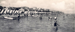 1956-cartolina Foto Panoramica "Bellaria Rimini L'Ora Del Bagno" - Rimini