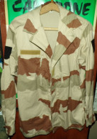 VESTE CAMOUFLEE DE COULEUR SABLE  DE L'ARMEE FRANCAISE  , VELCRO SUR LES MANCHES POUR METTRE PATCH ,  FABRICATION FRANCA - Ausrüstung