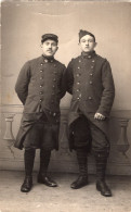 Carte Photo De Deux Sous-officiers Francais Posant Dans Un Studio A L'arrière Du Front En 14-18 - Guerre, Militaire