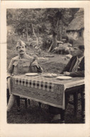 Carte Photo D'un Officier Et Un Sous-officier Francais Dans Une Ferme A L'arrière Du Front En 14-18 - Guerre, Militaire
