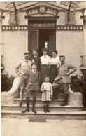 Carte Photo De Deux Sous-officiers Francais Décorer Avec Leurs Famille Devant Leurs Maison En 14-18 - Guerre, Militaire
