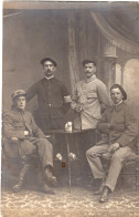 Carte Photo De Quatre Sous-officiers Francais ( Des Prisonnier ) Posant Dans Un Studio En 14-18 - Guerre, Militaire