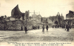 *CPA - 59 - DOUAI - Les Ruines De La Grande Guerre - La Grande Place Et La Rue De Bellain - Douai