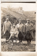 Carte Photo De Quatre Sous-officiers Francais Dans Une Ferme A L'arrière Du Front En 14-18 - Guerre, Militaire