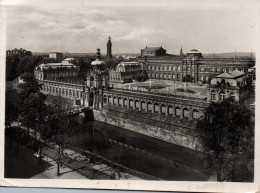 (RECTO / VERSO) DRESDEN  EN 1936 - ZWINGER -N° 32 - BEAU TIMBRE ET FLAMME - CPSM GF - CASSURE ANGLE BAS A GAUCHE - Dresden