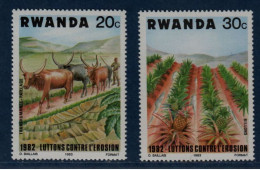 Rwanda, **, Yv 1099, 1100, Mi 1224, 1225, Bovins Watussi (Bos Primigenius Taurus), Ananas, - Agriculture
