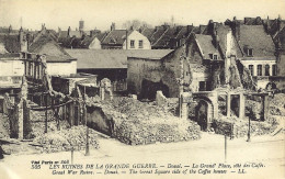 *CPA - 59 - DOUAI - Les Ruines De La Grande Guerre - La Grande Place' Coté Des Cafés - Douai