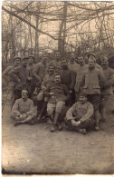 Carte Photo D'un Officier Avec Des Soldats Francais A L'arrière Du Front En 14-18 - Guerre, Militaire