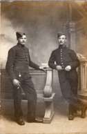 Carte Photo De Deux Soldats Francais Du 147 éme Régiment D'infanterie Posant Dans Un Studio Photo - Guerre, Militaire