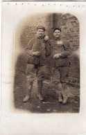 Carte Photo De Deux Soldats Francais Posant Dans Un Camp De Prisonnier En 14-18 - Guerre, Militaire