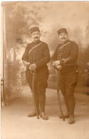 Carte Photo De Deux Sous-officiers Francais Dans Un Studio Photo Dans Un Studio A L'arrière Du Front En 14-18 - Guerre, Militaire