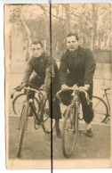 CARTE PHOTO .CPA . Cyclisme , 1943 , Début D'hiver, Avec René FOUGERAND ? JOUGERAND ?? 2 CYCLISTES - Photographs
