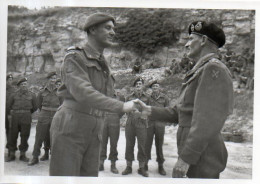 Guerre 39 45 : Le Général Montgomery Décore Et Félicite Le Capitaine De Corvette Philippe Kieffer Le 16 Juillet 1944 - Guerre, Militaire