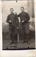 Carte Photo De Deux Sous-officiers Francais Dont Un Décorer Posant Dans Une Ferme En 14-18 - Guerre, Militaire