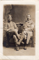 Carte Photo De Deux Sous-officiers Francais Dans Un Studio Photo Dans Un Studio A L'arrière Du Front En 14-18 - Guerre, Militaire