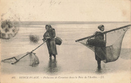 CPA Berck Plage-Pêcheuses De Crevettes Dans La Baie D'Authie-125-Timbre    L2965 - Berck