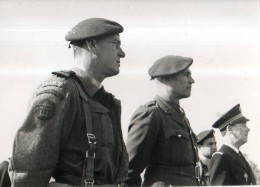 Guerre 39 45 : Le Lieutenant De Vaisseau Philippe Kieffer Lors D'une Présentation De Ses Commandos - Guerre, Militaire
