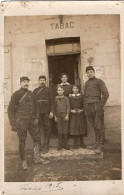 Carte Photo De Trois Sous-officiers Francais Posant Avec Des Civil Devant Un Tabac Dans Un Village En 1915 ( 14-18 ) - Guerre, Militaire
