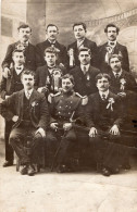 Carte Photo D'un Soldats Francais Avec Sa Baïonnette Et Des Conscrit Dans Un Studio Photo - Guerre, Militaire