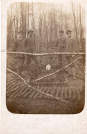 Carte Photo De Quatre Officiers Allemand A Coté De La Tombe D'un Officier Mort Au Combat En 14-18 - Guerre, Militaire