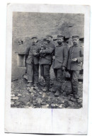 Carte Photo De Quatre Sous-officiers Allemand Dont Un Qui Porte Un Chat  Dans Les Décombre En 14-18 - Guerre, Militaire