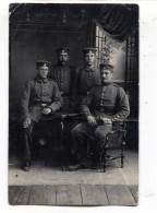 Carte Photo De Quatre Sous-officiers Allemand Posant Dans Un Studio Photo A L'arrière Du Front En 14-18 - Guerre, Militaire