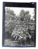 Carte Photo D'officiers Et De Soldats Allemand Devant Et Sur Leurs Bunker Enterrée Pas Loin Du Front En 14-18 - Guerre, Militaire