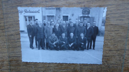 Les Abrets : Isère , ( Années 50-60 ) Réunion Sur La Place De La Mairie - Places