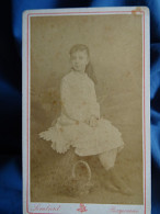 Photo CDV  Lombard  Bayonne  Fillette Assise  Robe à Volants  1881 - L681A - Anciennes (Av. 1900)