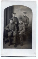 Carte Photo De Quatre Sous-officiers Allemand Avec Leurs Baïonnette Posant Dans Un Studio Photo En 14-18 - Guerre, Militaire