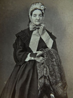 Photo CDV  Rambaud  Femme Tenant Un Album Photos  Coiffe De Ville, Châle Posé Sur Son Bras  Sec. Emp. CA 1865 - L681A - Anciennes (Av. 1900)