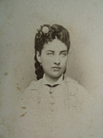 Photo CDV  Coutem & Richebourg  Vichy  Portrait Jeune Fille  Belle Coiffure Avec Une Fleur  CA 1870-75 - L681A - Anciennes (Av. 1900)