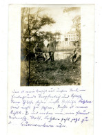 Carte Photo De Deux Officiers Et Un Soldat Allemand Fumant Leurs Cigarette Dans Un Jardin A L'arrière Du Front En 14-18 - Guerre, Militaire