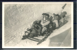 12684 Quelque Part  En Suisse - Sport  D'hiver - Course De Bobsleigh -Party - Autres & Non Classés