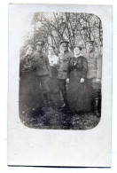 Carte Photo De Deux Officiers Et Un Sous-officier Allemand Avec Des Femmes A L'arrière Du Front En 14-18 - Guerre, Militaire