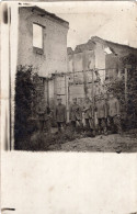 Carte Photo De Soldats Allemand Dans Un Village Bombardé En 14-18 - Guerre, Militaire