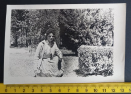 #21  Anonymous Persons - Woman Femme In Garden - Personnes Anonymes